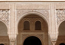 Archi e finestre incisi. Art. islamico Alhambra fotografie stock libere da diritti Archi e finestre incisi. Art. islamico Alhambra fotografie stock libere da diritti