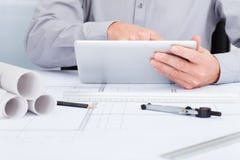 Architect die digitale tablet gebruiken royalty-vrije stock foto's Architect die digitale tablet gebruiken royalty-vrije stock foto's