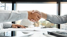 Architect en ingenieurs de bouwvakkers die handen schudden terwijl het werken voor groepswerk en samenwerkingsconcept na afwerkin stock afbeelding Architect en ingenieurs de bouwvakkers die handen schudden terwijl het werken voor groepswerk en samenwerkingsconcept na afwerkin stock afbeelding