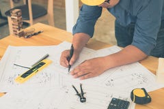 Architecte ou planificateur travaillant aux dessins pour la construction photos libres de droits Architecte ou planificateur travaillant aux dessins pour la construction photos libres de droits