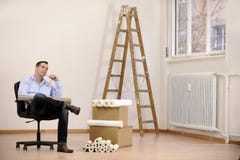 Architecte ou propriétaire dans le bureau vide photo stock Architecte ou propriétaire dans le bureau vide photo stock