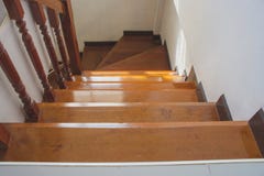 Architecture d'escalier ou d'escalier en bois dans la maison urbaine photographie stock libre de droits Architecture d'escalier ou d'escalier en bois dans la maison urbaine photographie stock libre de droits