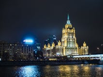 architecture de signature de Moscou de nuit, lumières, route, le trafic, rues photo stock architecture de signature de Moscou de nuit, lumières, route, le trafic, rues photo stock