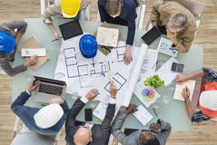 Architekten und Ingenieure, die auf einem neuen Projekt planen lizenzfreie stockfotografie Architekten und Ingenieure, die auf einem neuen Projekt planen lizenzfreie stockfotografie