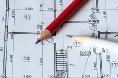 Architektoniczny plan dom drukuje na białym prześcieradle papier Czerwony i biały ołówek na nim obrazy stock Architektoniczny plan dom drukuje na białym prześcieradle papier Czerwony i biały ołówek na nim obrazy stock
