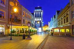 Architettura della città alla notte, Polonia di Bydgoszcz immagini stock Architettura della città alla notte, Polonia di Bydgoszcz immagini stock