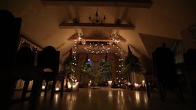 Arco bonito do casamento do inverno do Natal no interior da decoração do acoplamento com velas, logs do vidoeiro, festões do bulb video estoque Arco bonito do casamento do inverno do Natal no interior da decoração do acoplamento com velas, logs do vidoeiro, festões do bulb video estoque