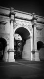 Arco di marmo in bianco e nero fotografia stock libera da diritti Arco di marmo in bianco e nero fotografia stock libera da diritti