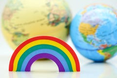 Arco iris con el mapa del mundo, concepto del viaje fotos de archivo libres de regalías Arco iris con el mapa del mundo, concepto del viaje fotos de archivo libres de regalías