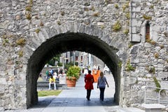 Arco spagnolo vicino al fiume Corrib, città di Galway, contea Galway fotografie stock libere da diritti Arco spagnolo vicino al fiume Corrib, città di Galway, contea Galway fotografie stock libere da diritti