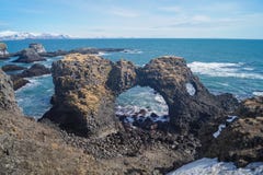 Arco vulcânico no litoral da península de Snæfellsnes, Islândia imagens de stock royalty free Arco vulcânico no litoral da península de Snæfellsnes, Islândia imagens de stock royalty free