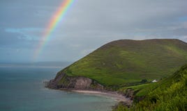 Arco-íris em uma tarde chuvosa no anel do litoral do Kerry, Irlanda imagens de stock Arco-íris em uma tarde chuvosa no anel do litoral do Kerry, Irlanda imagens de stock