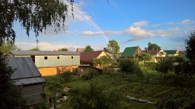 Arcobaleno dopo pioggia sopra i giardini della città di Uglic fotografia stock Arcobaleno dopo pioggia sopra i giardini della città di Uglic fotografia stock