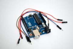 Arduino en rond vermelde draad stock foto Arduino en rond vermelde draad stock foto