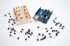 Arduino, transistor, protoboard com diodo emissor de luz alinhou imagem de stock royalty free Arduino, transistor, protoboard com diodo emissor de luz alinhou imagem de stock royalty free