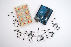 Arduino, transistores, protoboard con el LED se alineó fotos de archivo libres de regalías Arduino, transistores, protoboard con el LED se alineó fotos de archivo libres de regalías