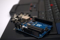 Arduino, transistores, protoboard con el LED se alineó foto de archivo libre de regalías Arduino, transistores, protoboard con el LED se alineó foto de archivo libre de regalías