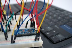 Arduino, transistors, protoboard met opgestelde leiden stock afbeeldingen Arduino, transistors, protoboard met opgestelde leiden stock afbeeldingen