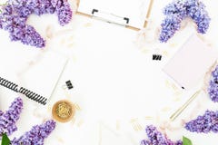 Area di lavoro di blogger con la lavagna per appunti, la latteria, la busta, il lillà e gli accessori su fondo bianco Disposizion Fotografie Stock Area di lavoro di blogger con la lavagna per appunti, la latteria, la busta, il lillà e gli accessori su fondo bianco Disposizion Fotografie Stock