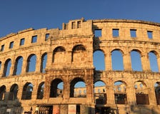 Arena för Pula` s i Kroatien på solnedgången royaltyfri bild Arena för Pula` s i Kroatien på solnedgången royaltyfri bild