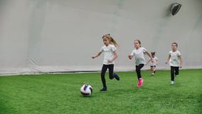 Arena interior del fútbol Niños que juegan a fútbol Funcionamiento en el campo de fútbol Arena interior del fútbol Niños que juegan a fútbol Funcionamiento en el campo de fútbol