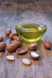 ARGAN ziarna na wodden tle Argan olej i argan pojęcie zdjęcie stock ARGAN ziarna na wodden tle Argan olej i argan pojęcie zdjęcie stock