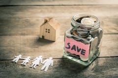 Argent d'économie de famille pour la maison de achat photos libres de droits Argent d'économie de famille pour la maison de achat photos libres de droits