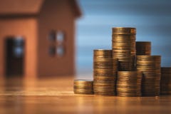 Argent d'économie pour acheter une nouvelle maison de son propre argent à la tirelire Le plus peu coûteux et impôt photos libres de droits Argent d'économie pour acheter une nouvelle maison de son propre argent à la tirelire Le plus peu coûteux et impôt photos libres de droits