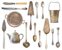 Argenteria d'annata, cucchiai antichi, forchette, coltelli, siviera, pale del dolce, bollitore, vassoio e secchiello del ghiaccio immagine stock Argenteria d'annata, cucchiai antichi, forchette, coltelli, siviera, pale del dolce, bollitore, vassoio e secchiello del ghiaccio immagine stock