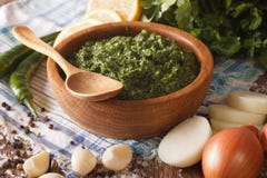 Argentijnse chimichurri kruidige saus en ingrediëntenclose-up Hori stock afbeelding Argentijnse chimichurri kruidige saus en ingrediëntenclose-up Hori stock afbeelding