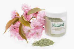 Argila cosmética verde em um fundo branco fotografia de stock Argila cosmética verde em um fundo branco fotografia de stock