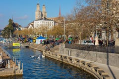 Argine del fiume di Limmat durante l'evento di nuoto di Zurigo Samichlaus-Schwimmen fotografia stock libera da diritti Argine del fiume di Limmat durante l'evento di nuoto di Zurigo Samichlaus-Schwimmen fotografia stock libera da diritti