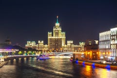 Argine di Kotelnicheskaya che costruisce uno di sette scyscrapers alla notte, Mosca, Russia di Stalin immagine stock Argine di Kotelnicheskaya che costruisce uno di sette scyscrapers alla notte, Mosca, Russia di Stalin immagine stock
