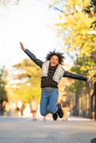 Aria aperta di salto dell'adolescente afroamericano sveglio fotografia stock Aria aperta di salto dell'adolescente afroamericano sveglio fotografia stock