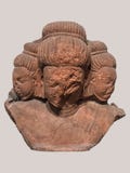 Arkeologiskt skulpturanseende av bysten av Brahma, skaparen från indisk mytologi arkivbild Arkeologiskt skulpturanseende av bysten av Brahma, skaparen från indisk mytologi arkivbild