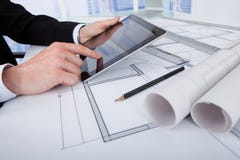Arkitekt som i regeringsställning använder den digitala minnestavlan på ritning