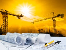 Arkitektplan på den funktionsdugliga tabellen med kran- och byggnadskonstruktionsbakgrund Arkivfoto Arkitektplan på den funktionsdugliga tabellen med kran- och byggnadskonstruktionsbakgrund Arkivfoto