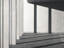 Arkitekturdetaljer cementerar betongväggen med kolonnskugga och skugga arkivfoton Arkitekturdetaljer cementerar betongväggen med kolonnskugga och skugga arkivfoton