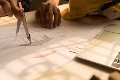 Arkitekturteckningsplan på blått tryck med arkitekthjälpmedel royaltyfri fotografi Arkitekturteckningsplan på blått tryck med arkitekthjälpmedel royaltyfri fotografi
