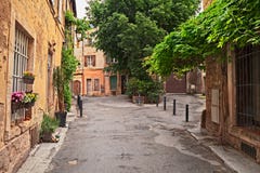 Arles, Provence, Frankreich: Gasse in der alten Stadt mit Anlagen und f stockbild Arles, Provence, Frankreich: Gasse in der alten Stadt mit Anlagen und f stockbild