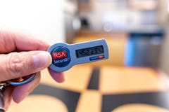 Arlington, Virginia - Mei 9, 2019: De hand steunt een teken van RSA SecurID, dat wordt gebruikt om tot een VPN-netwerk ver toegan stock foto Arlington, Virginia - Mei 9, 2019: De hand steunt een teken van RSA SecurID, dat wordt gebruikt om tot een VPN-netwerk ver toegan stock foto