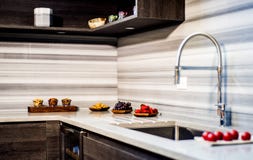 Armadi da cucina di legno con il controsoffitto bianco del granito della cucina Contro concetto fotografia stock libera da diritti Armadi da cucina di legno con il controsoffitto bianco del granito della cucina Contro concetto fotografia stock libera da diritti