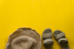 Armadura del sombrero del verano y armadura de la sandalia con el fondo amarillo foto de archivo Armadura del sombrero del verano y armadura de la sandalia con el fondo amarillo foto de archivo