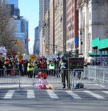Armare gli insegnanti, studenti proteggenti, marzo per le nostre vite, protesta, violenza armata, NYC, NY, U.S.A. immagini stock Armare gli insegnanti, studenti proteggenti, marzo per le nostre vite, protesta, violenza armata, NYC, NY, U.S.A. immagini stock