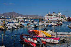 Armas, a balsa entre Lanzarote e Fuerteventura no porto do BLANCA de Playa imagens de stock Armas, a balsa entre Lanzarote e Fuerteventura no porto do BLANCA de Playa imagens de stock