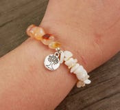 Armband met charme op houten achtergrond stock afbeeldingen Armband met charme op houten achtergrond stock afbeeldingen