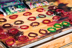 Armband på försäljning på den kinesiska marknaden arkivfoto Armband på försäljning på den kinesiska marknaden arkivfoto