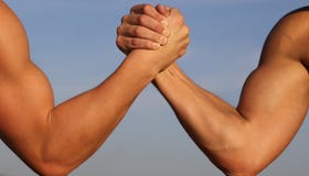 Armbrottning, konkurrens, styrkajämförelse VS Folk fritid, utmaning Rivalitetbegrepp - slut upp av manligt fotografering för bildbyråer Armbrottning, konkurrens, styrkajämförelse VS Folk fritid, utmaning Rivalitetbegrepp - slut upp av manligt fotografering för bildbyråer