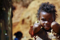 Armod stående av en fattig liten afrikansk flicka arkivbild Armod stående av en fattig liten afrikansk flicka arkivbild