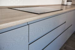 Armoires bleues et blanches dans l'intérieur moderne de cuisine images stock Armoires bleues et blanches dans l'intérieur moderne de cuisine images stock